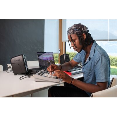 IK Multimedia iLoud Micro Monitor Pro aktív kétutas stúdió monitor hangfalpár