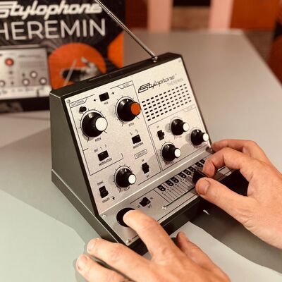 Dübreq Stylophone Theremin analóg szintetizátor