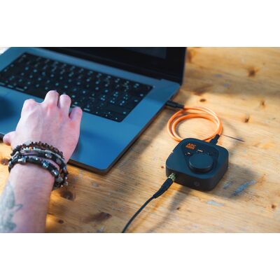 IK Multimedia ARC ON•EAR fejhallgató-korrekciós és virtuális lehallgatórendszer