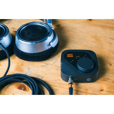 IK Multimedia ARC ON•EAR fejhallgató-korrekciós és virtuális lehallgatórendszer