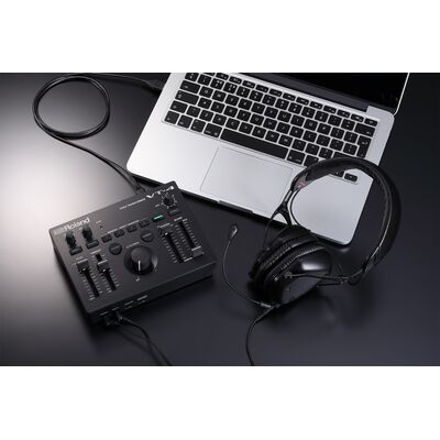 Roland AIRA VT-4 Voice Transformer énekhang processzor