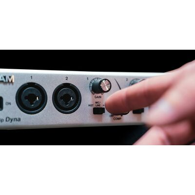 TASCAM SERIES 8p Dyna 8-csatornás mikrofon előerősítő/AD átalakító/kompresszor