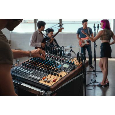 TASCAM Model 16 analóg keverő/soksávos hangfelvevő/USB hangkártya